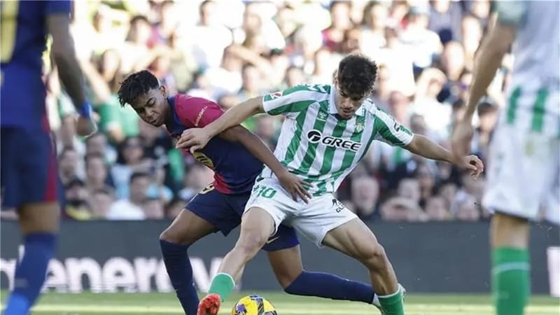 برشلونة يرفض هدية الريال ويسقط في فخ التعادل