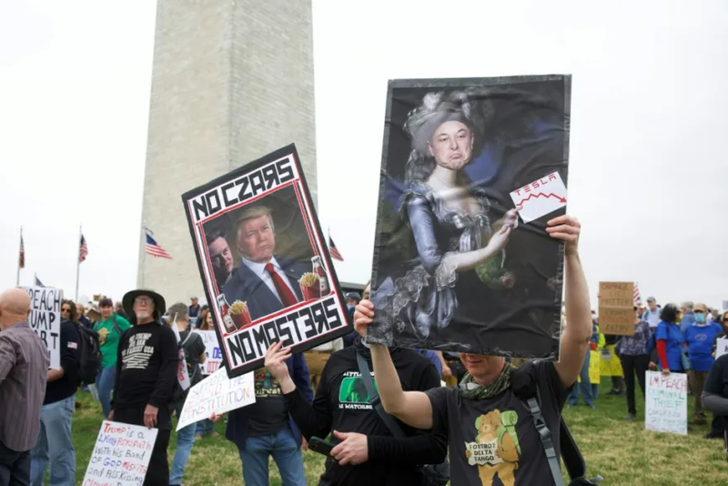 آلاف الأميركيين يتظاهرون ضد ترامب في أنحاء الولايات المتحدة