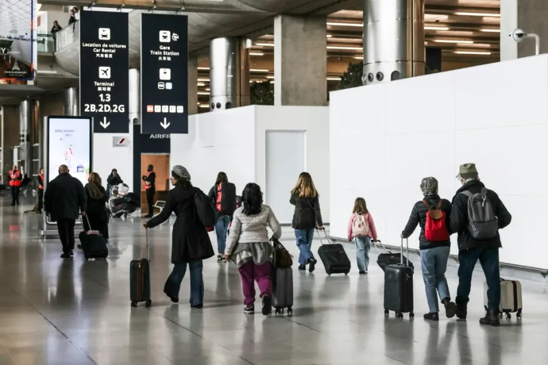 الكرملين يندد باحتجاز موظفة حكومية لفترة وجيزة في مطار فرنسي