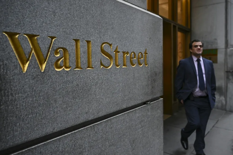 سيناتورات ديموقراطيون يطلبون فتح تحقيق في تحول موقف ترامب بشأن التعرفات