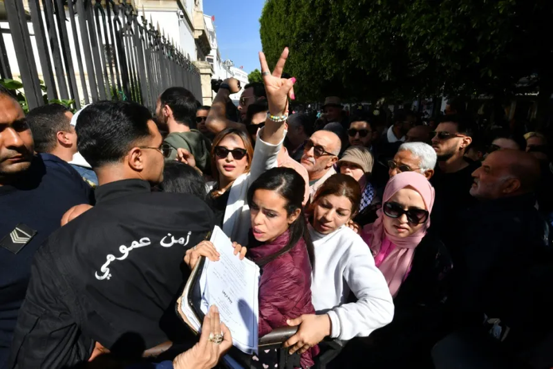 جلسة ثانية في تونس لمحاكمة معارضين بعضهم مضرب عن الطعام لمنعهم من المثول حضوريا