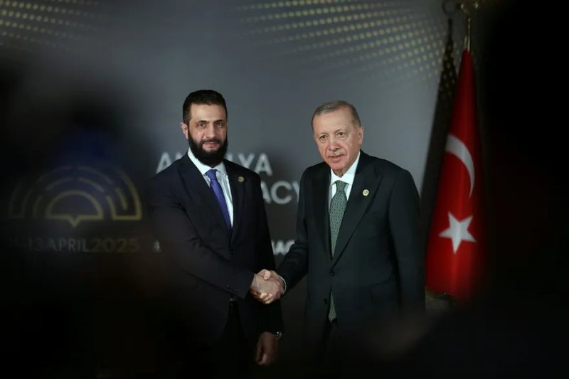 إردوغان يتهم إسرائيل بمحاولة “نسف الثورة” في سوريا