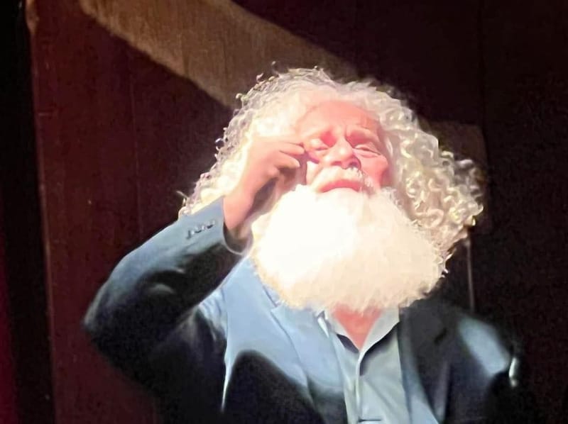 ثائر جبارة يدين الحرب في (أغلفة تصرخ)