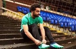 محمد صلاح يستعرض حذاءه الجديد المزدان بعلم مصر واسمه