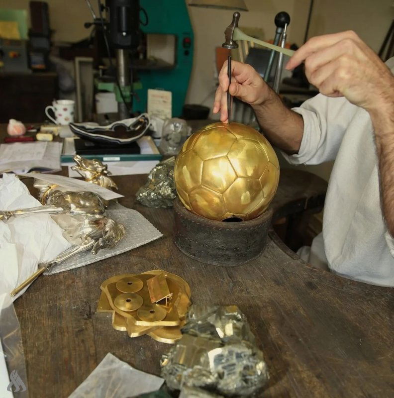 رحلة 100 ساعة من الإبداع.. كواليس صناعة الكرة الذهبية