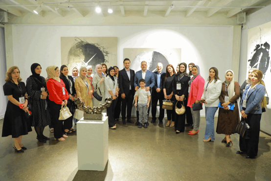 المبرقع يصطحب شباباً في زيارة إلى معرض تشكيلي لتشجيع المواهب