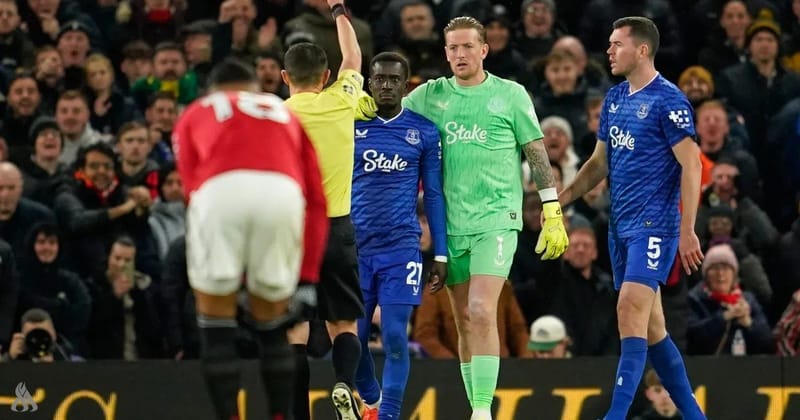 غرائب الدوري الإنجليزي.. طرد نجم إيفرتون بعد شجاره مع زميله