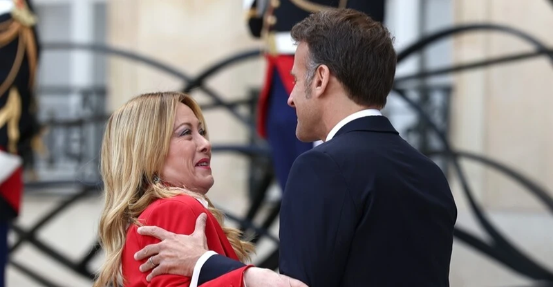 ماكرون يُحرج رئيسة وزراء إيطاليا بـ"سلام حار جداً"