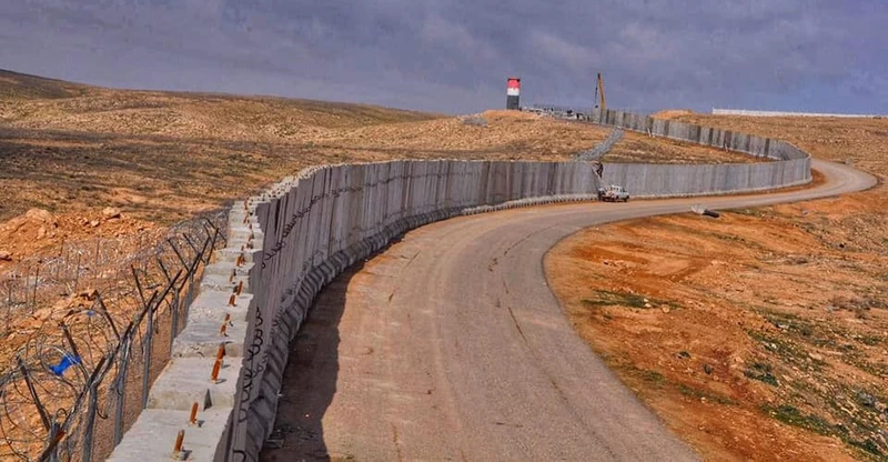 وزير الداخلية يعلن استكمال "الجدار الكونكريتي" على الحدود العراقية مع سوريا