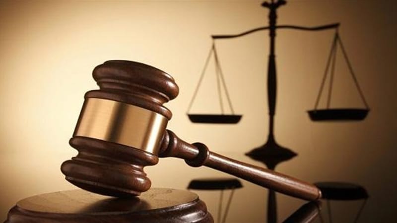 انتحلا صفة مستشارين بالقضاء.. السجن 10 سنوات لمحامٍ ورجل أمن في ذي قار