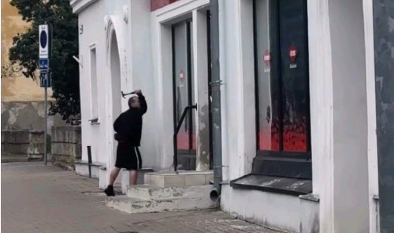 Мужчина с молотком бил окна в центре Нарвы, пугая прохожих: полиция задержала подозреваемого