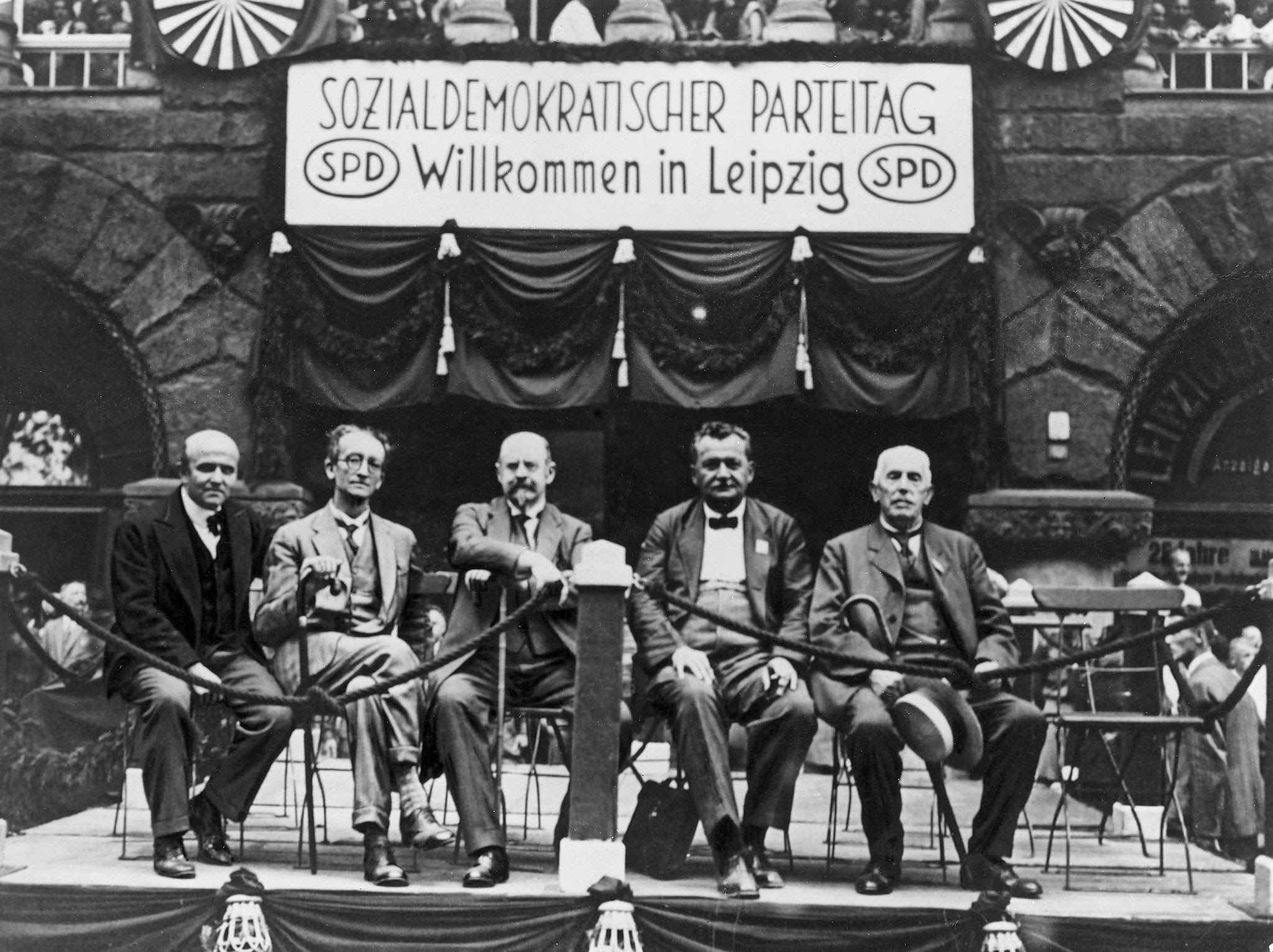 Отто Вельс, лидер Социал-демократической партии (1930). Источник: ullstein bild Dtl. / ullstein bild via Getty Images.