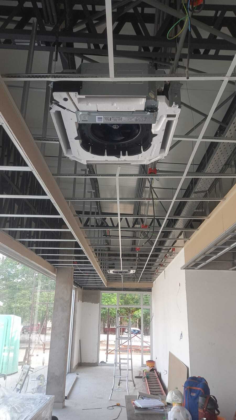 Instalación de Equipos Cassette, Pared y Cortina de Aire