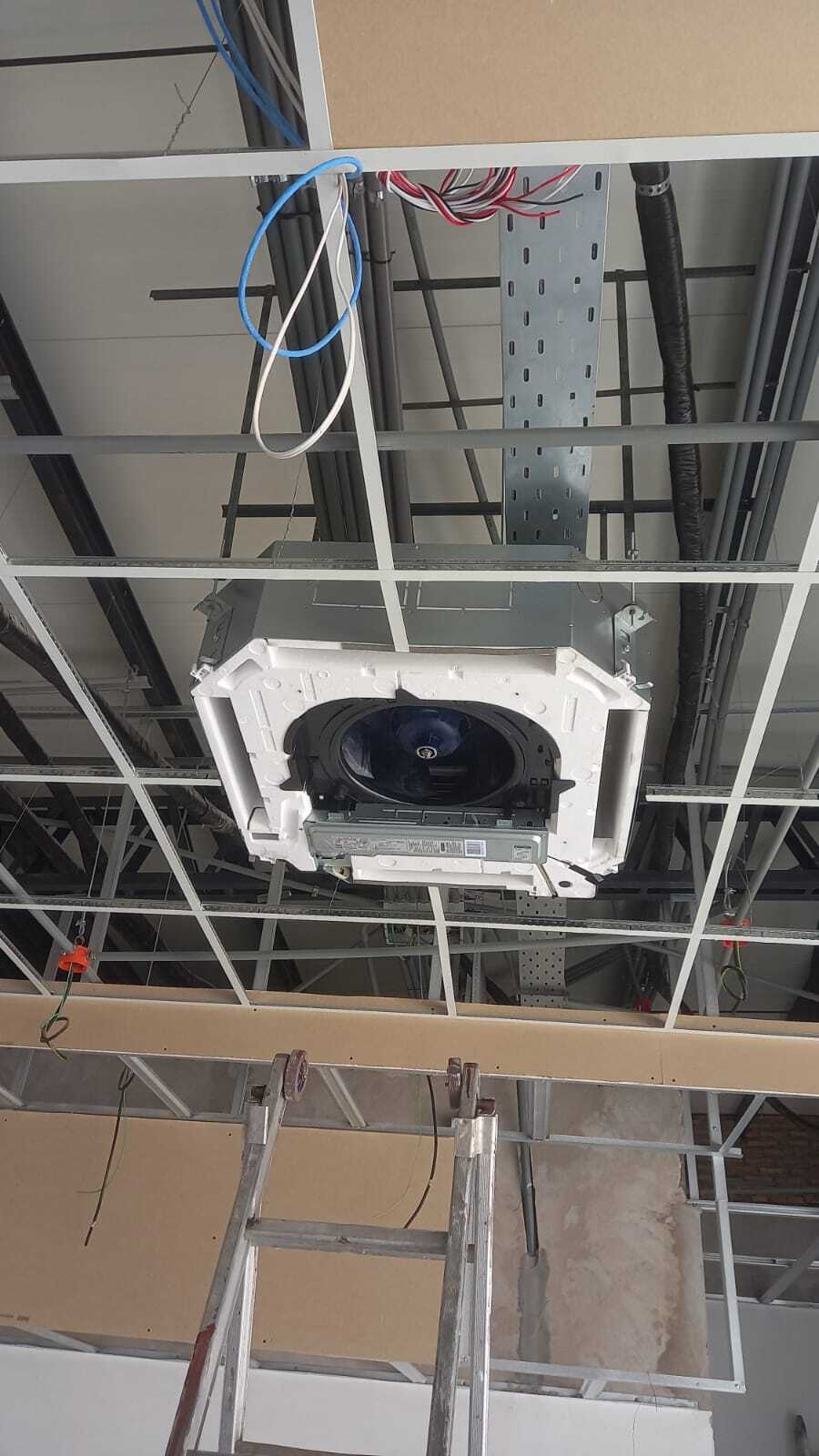 Instalación de Equipos Cassette, Pared y Cortina de Aire