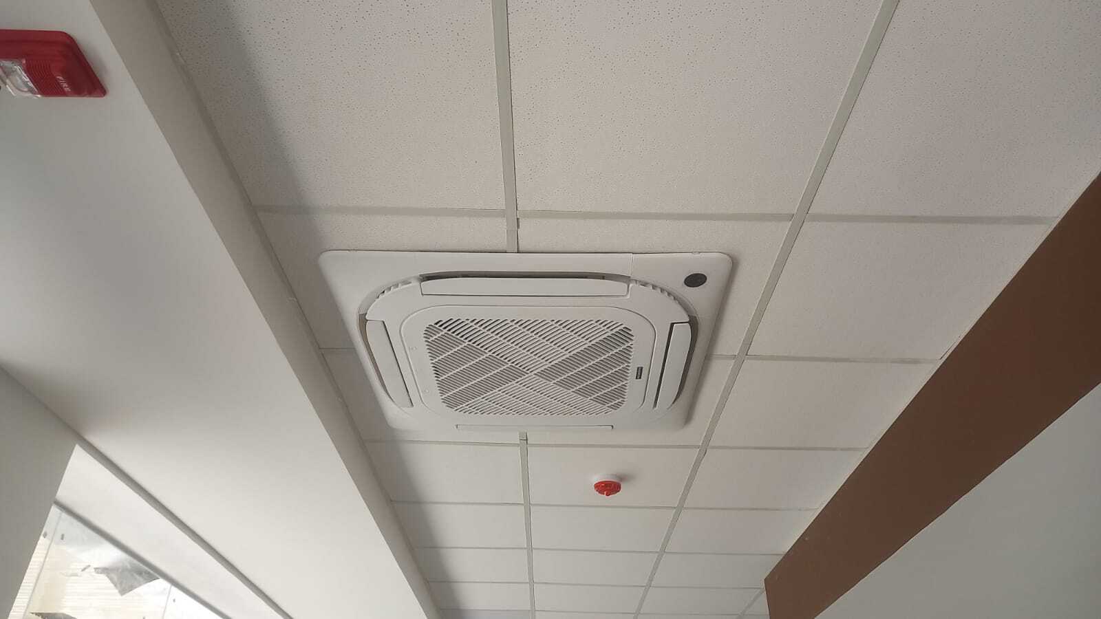 Instalación de Equipos Cassette, Pared y Cortina de Aire