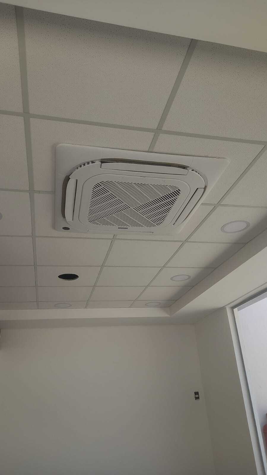 Instalación de Equipos Cassette, Pared y Cortina de Aire