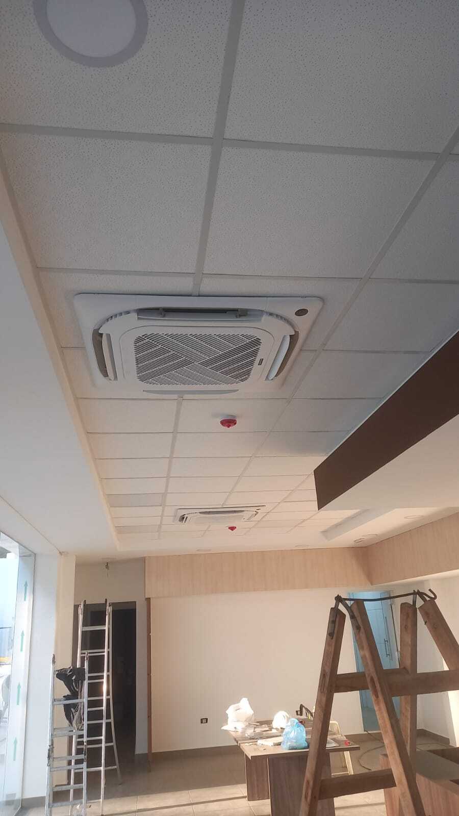 Instalación de Equipos Cassette, Pared y Cortina de Aire