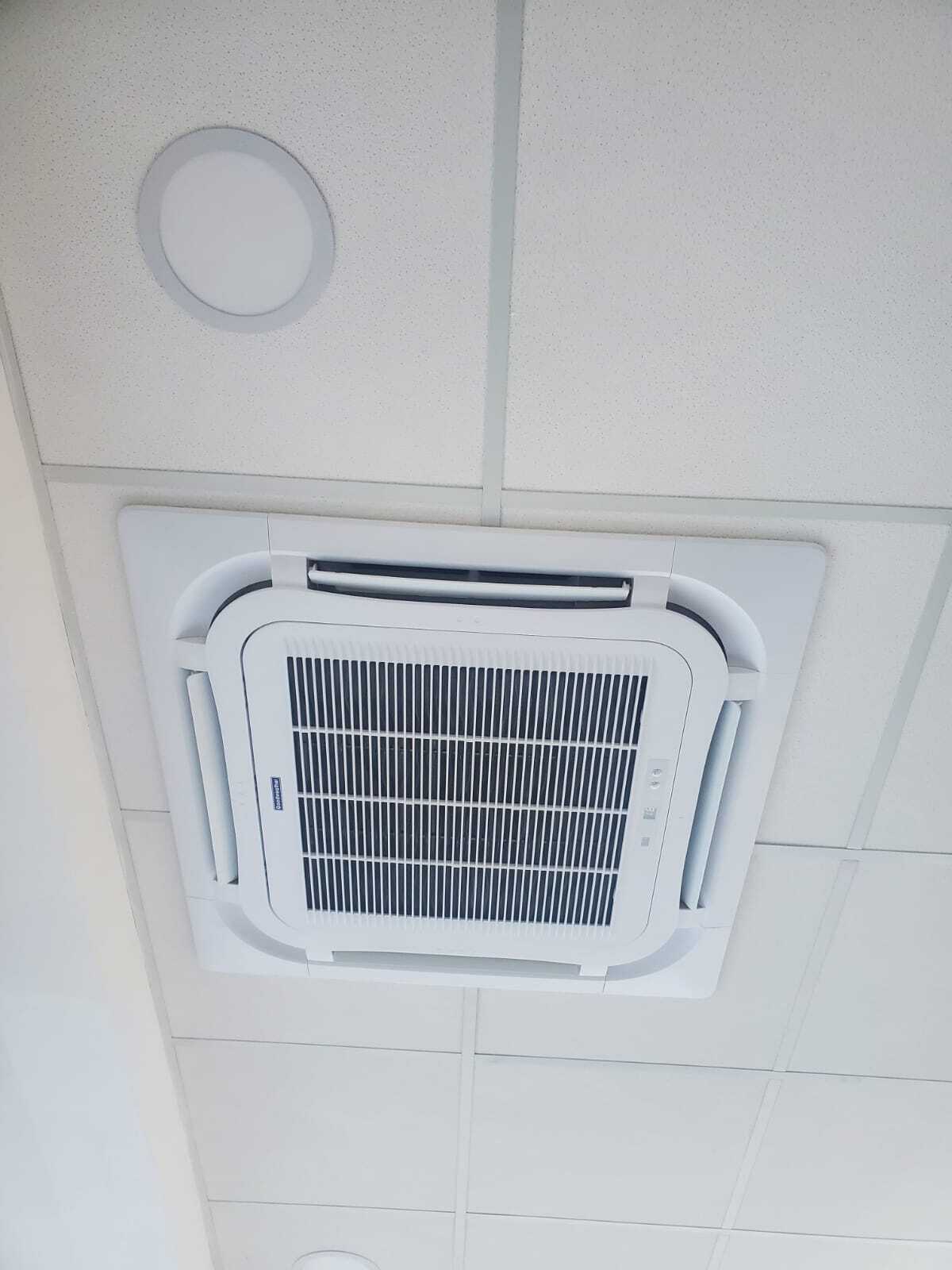 Instalación de Equipos Cassette, Pared y Cortina de Aire