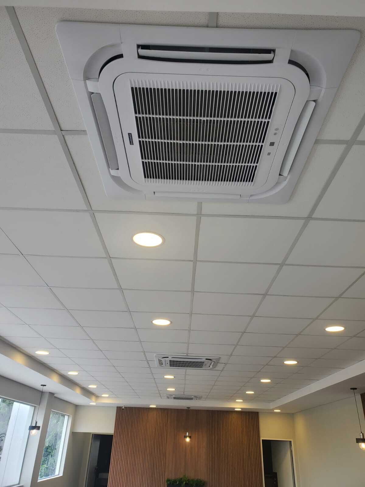 Instalación de Equipos Cassette, Pared y Cortina de Aire