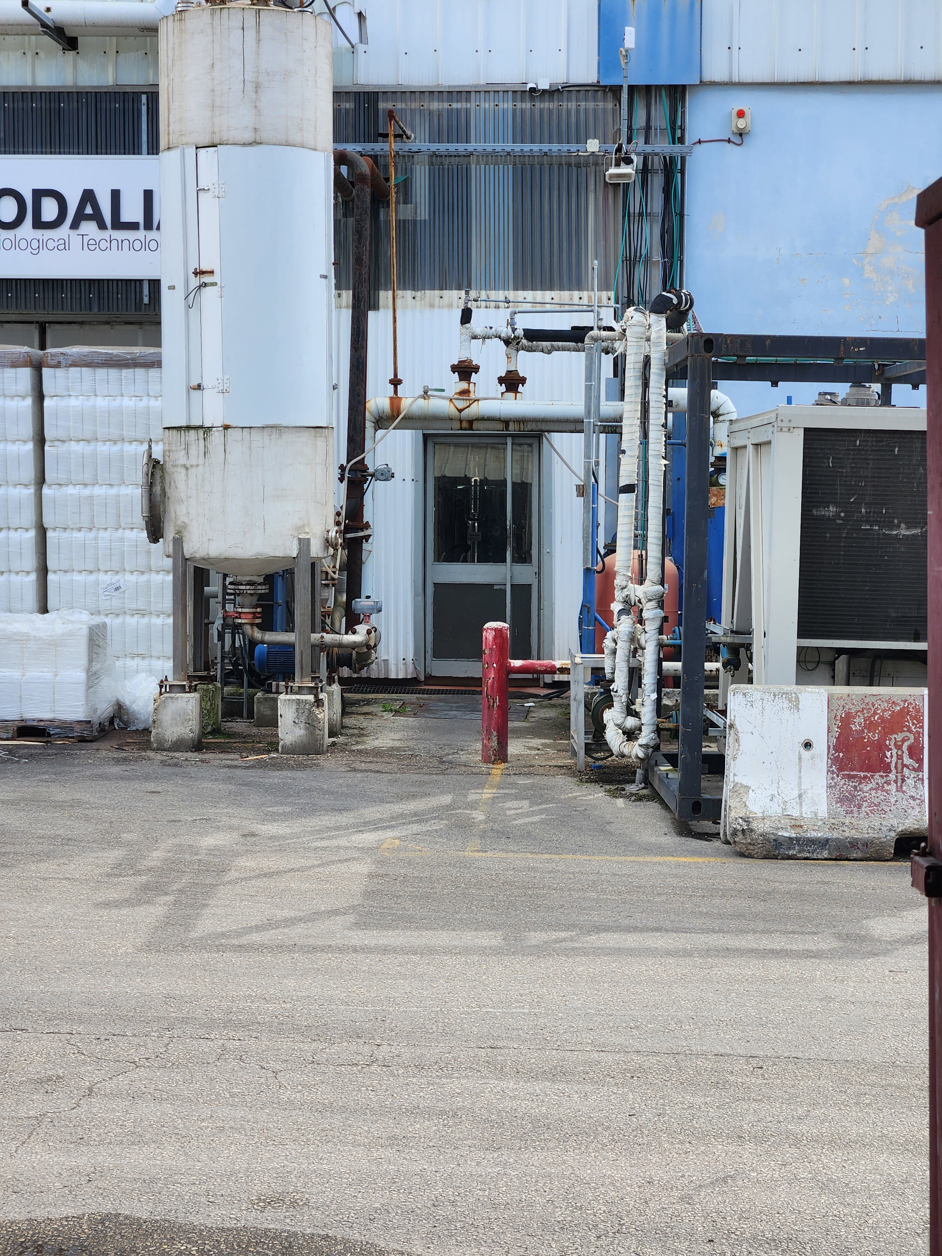 Demontage einer Altanlage sowie Herstellung und Montage neuer Rohrleitungen inkl. Kältemaschine