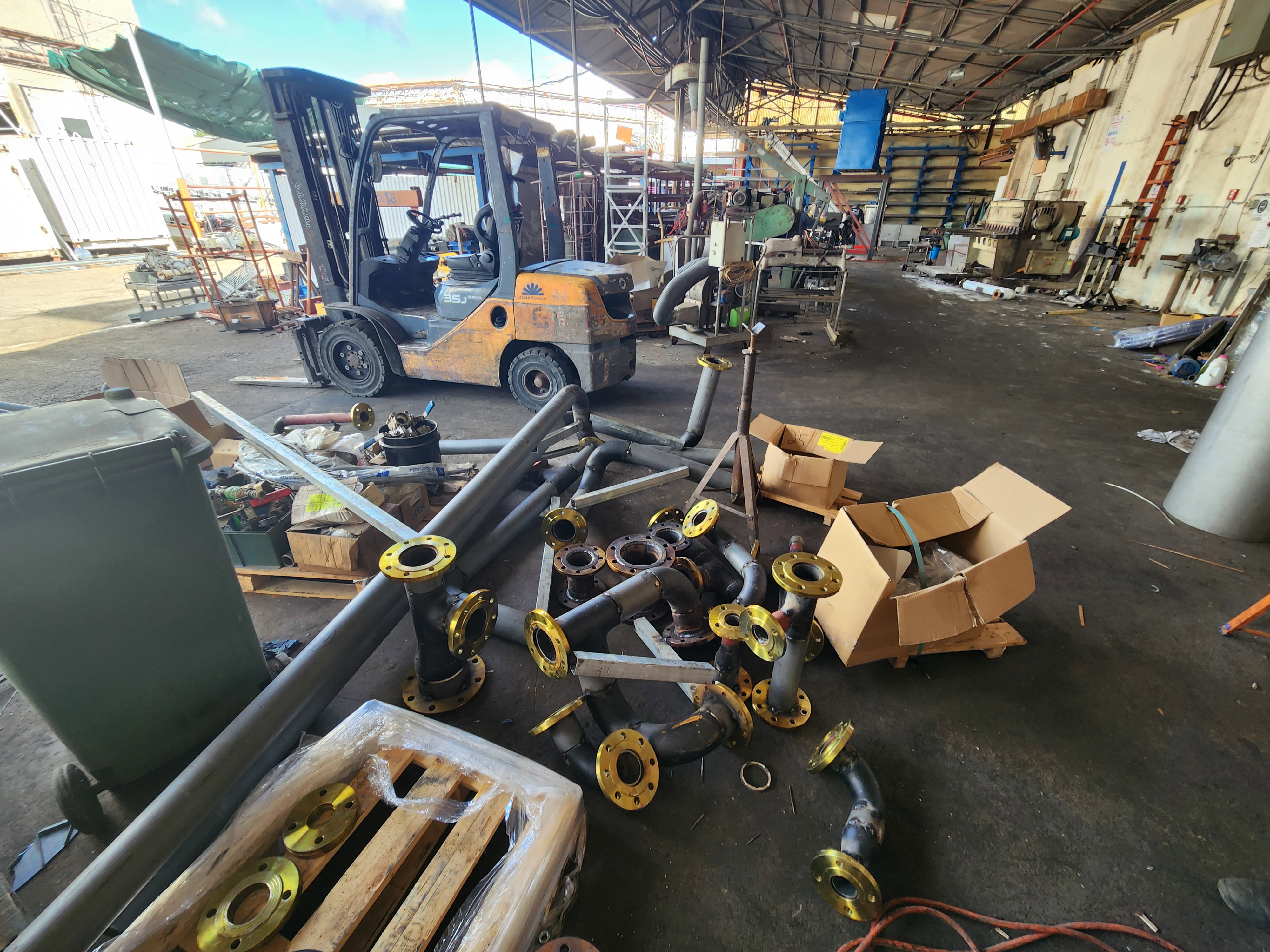 Demontage einer Altanlage sowie Herstellung und Montage neuer Rohrleitungen inkl. Kältemaschine