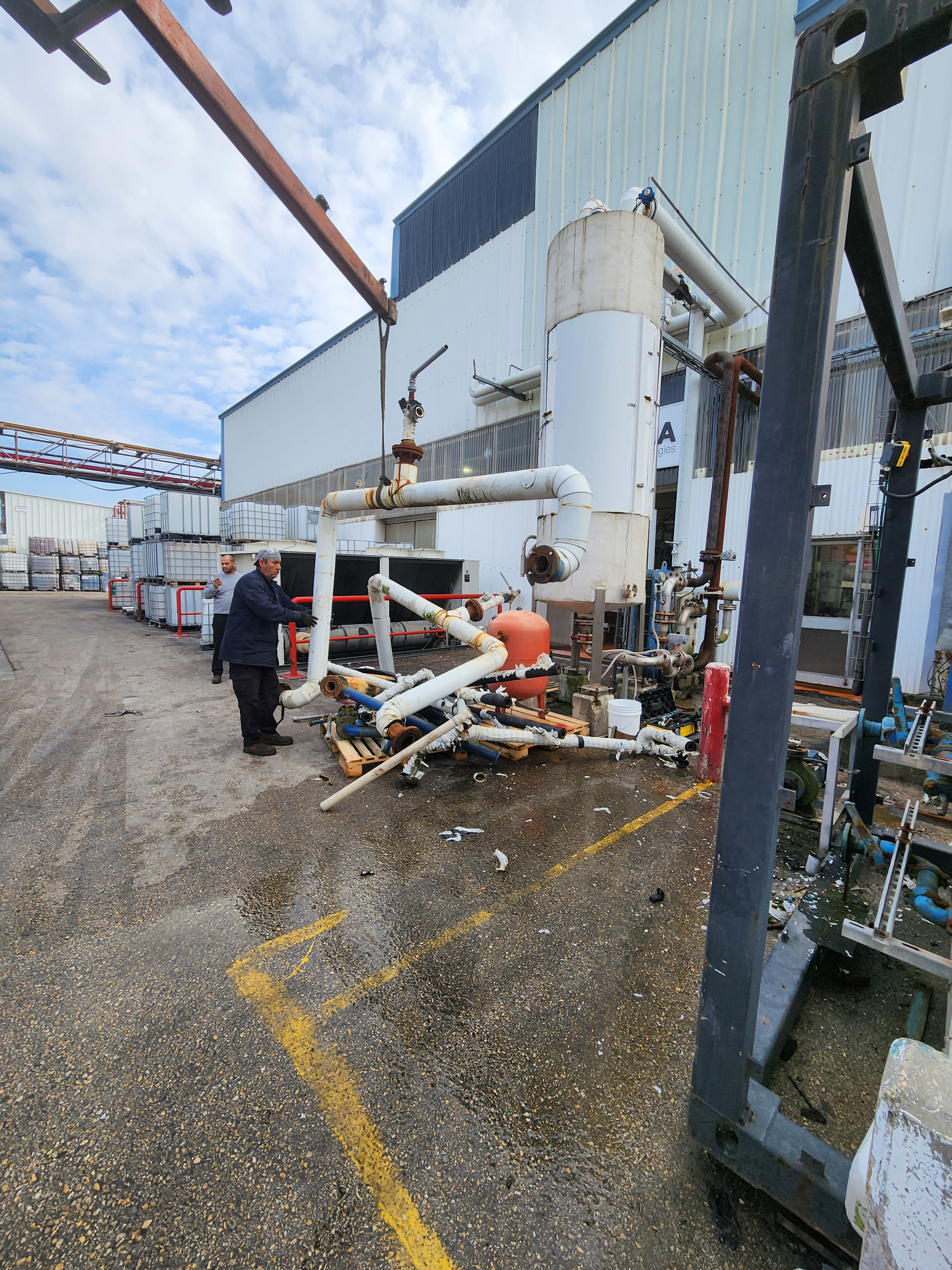 Demontage einer Altanlage sowie Herstellung und Montage neuer Rohrleitungen inkl. Kältemaschine