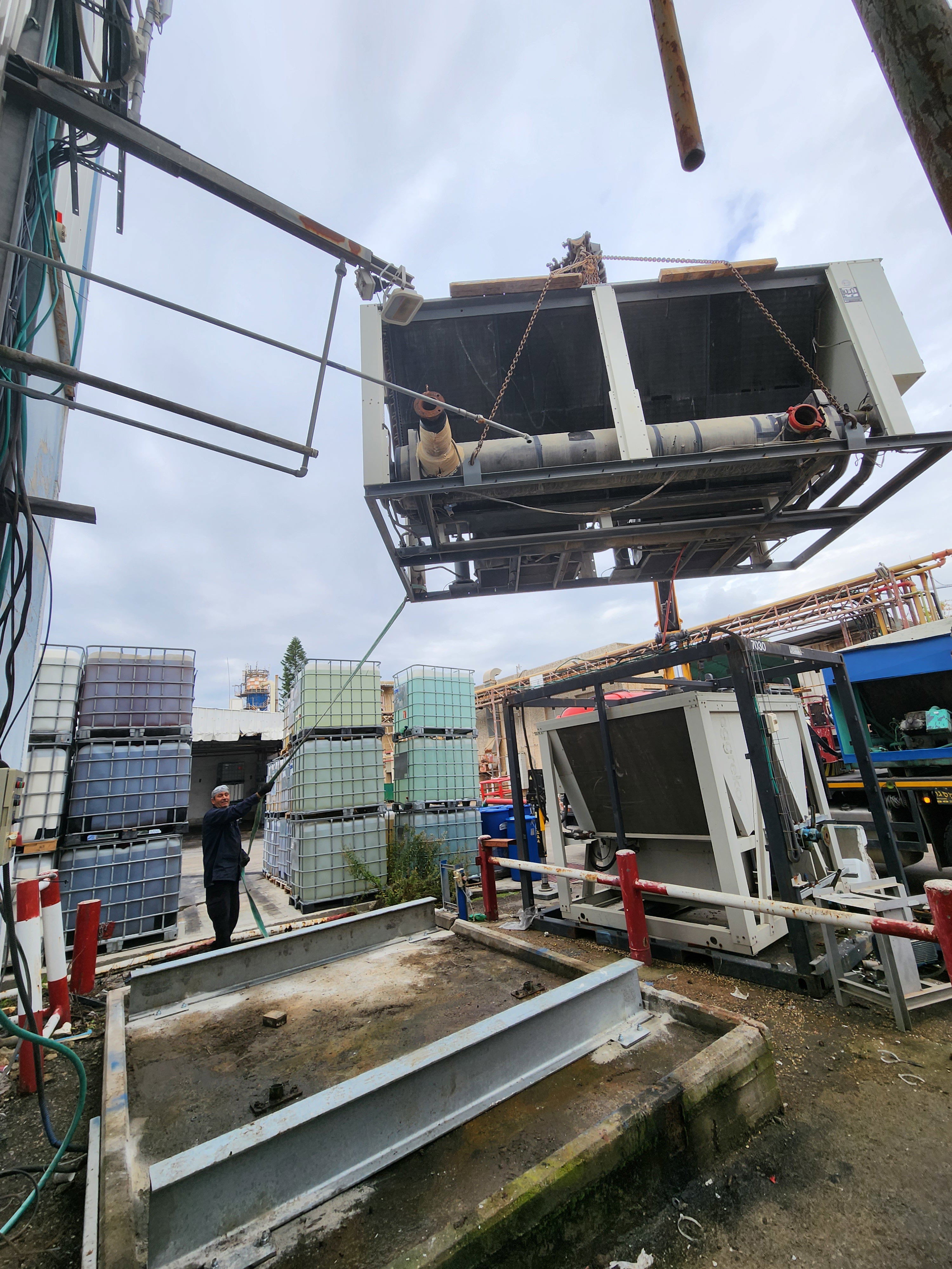 Demontage einer Altanlage sowie Herstellung und Montage neuer Rohrleitungen inkl. Kältemaschine