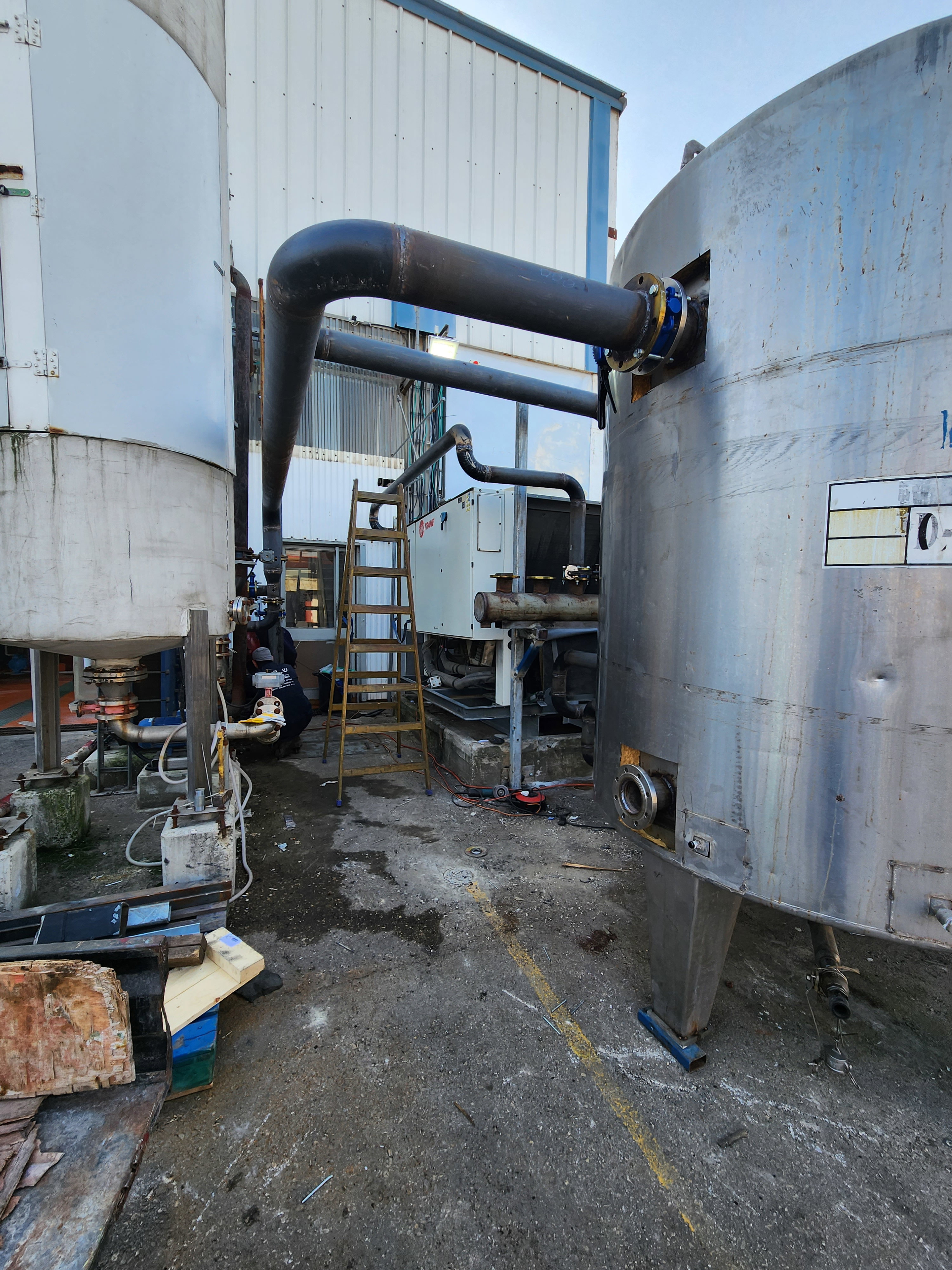 Demontage einer Altanlage sowie Herstellung und Montage neuer Rohrleitungen inkl. Kältemaschine