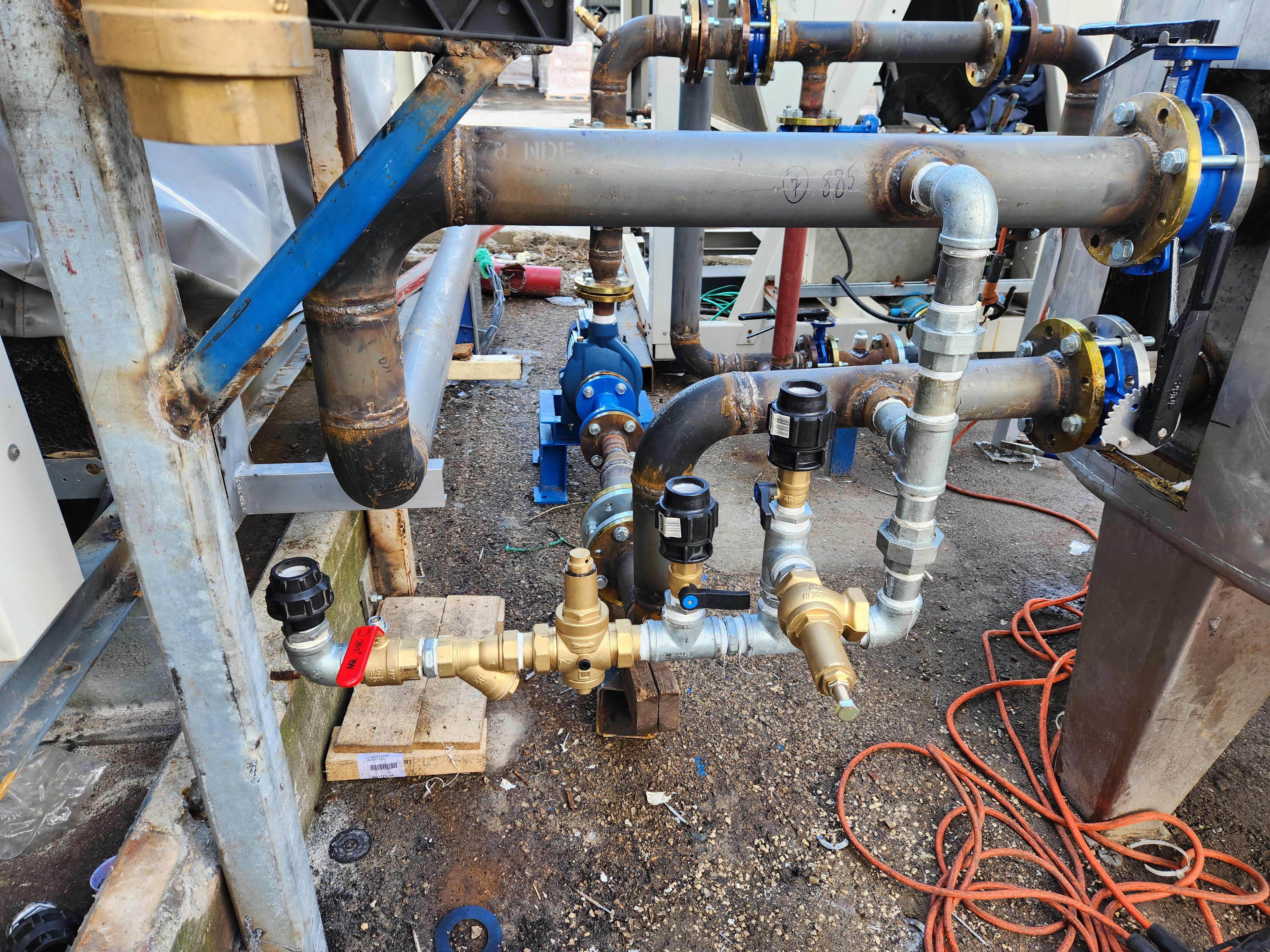 Demontage einer Altanlage sowie Herstellung und Montage neuer Rohrleitungen inkl. Kältemaschine