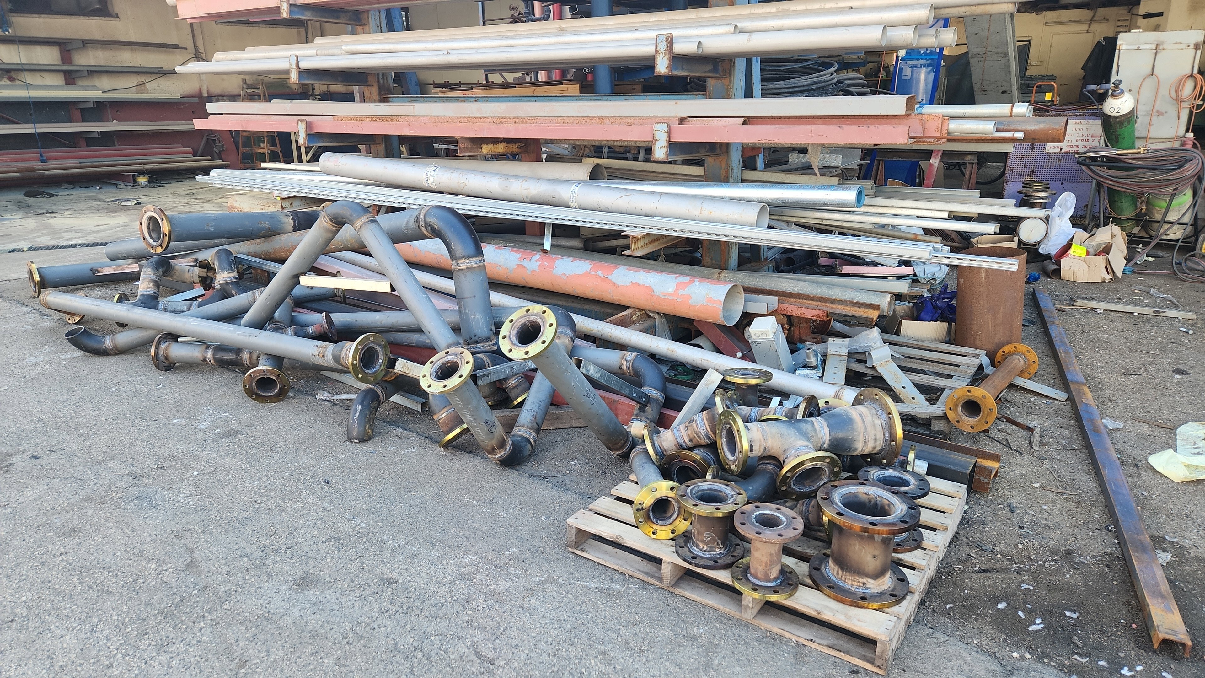 Demontage einer Altanlage sowie Herstellung und Montage neuer Rohrleitungen inkl. Kältemaschine