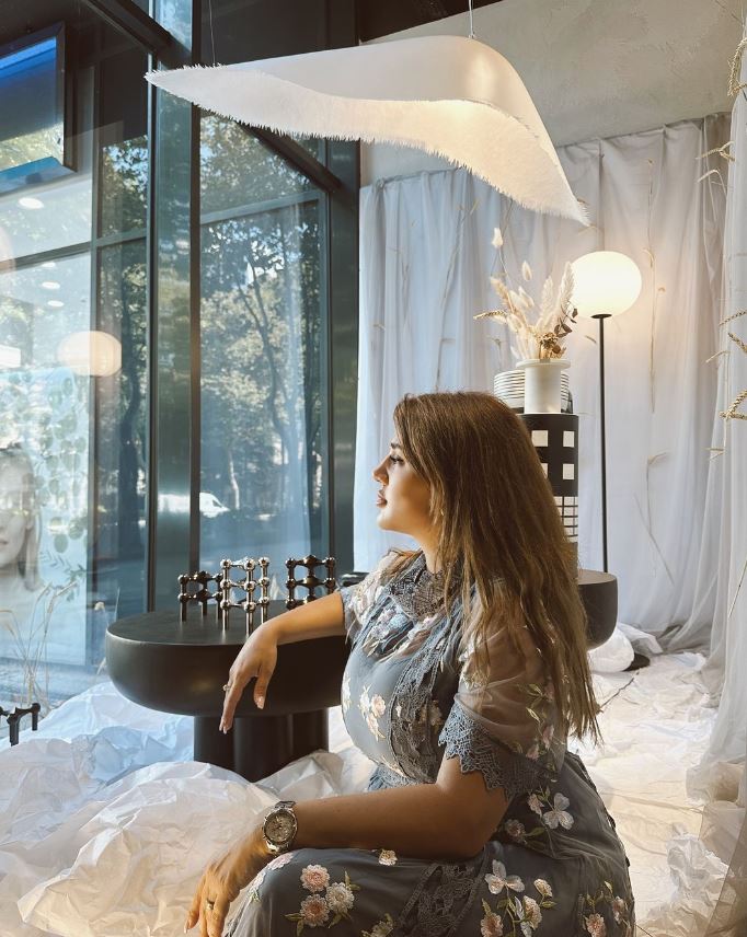 სექტემბრის თვის მორიგ ჯადოსნურ ვიტრინაზე ინტერიერის დიზაინერმა ანი მაჭავარიანმა იზრუნა.