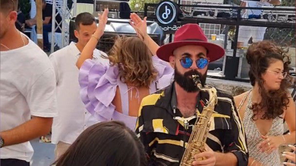 עם הכלה ברחבה