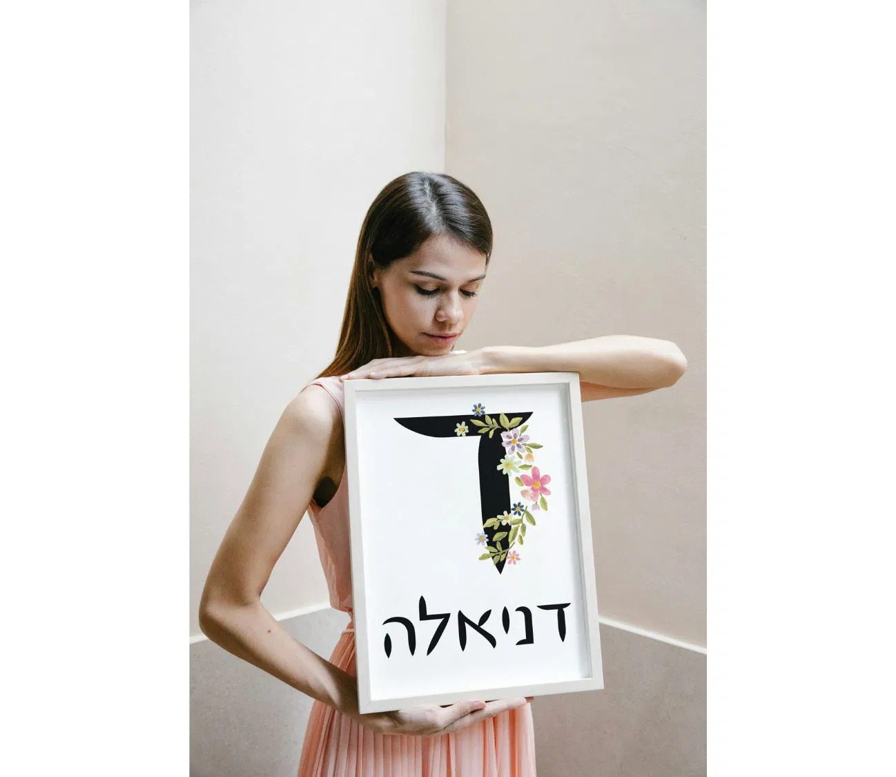 הפוסטר שידבר עליכם – שם אישי בעיצוב פרחים אלגנטי