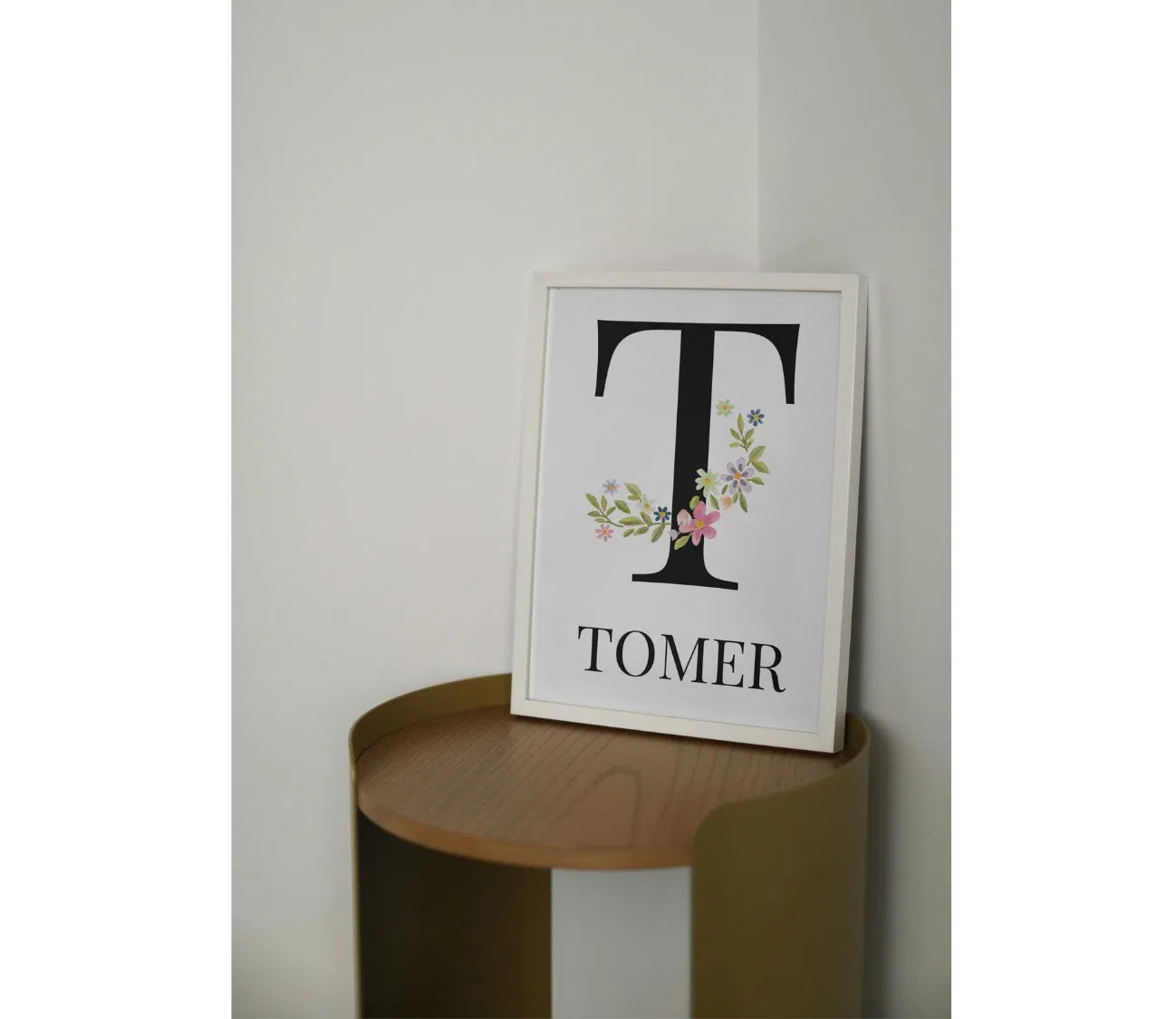 פוסטר שם אישי עם פרחים – שילוב של אלגנטיות וייחודיות