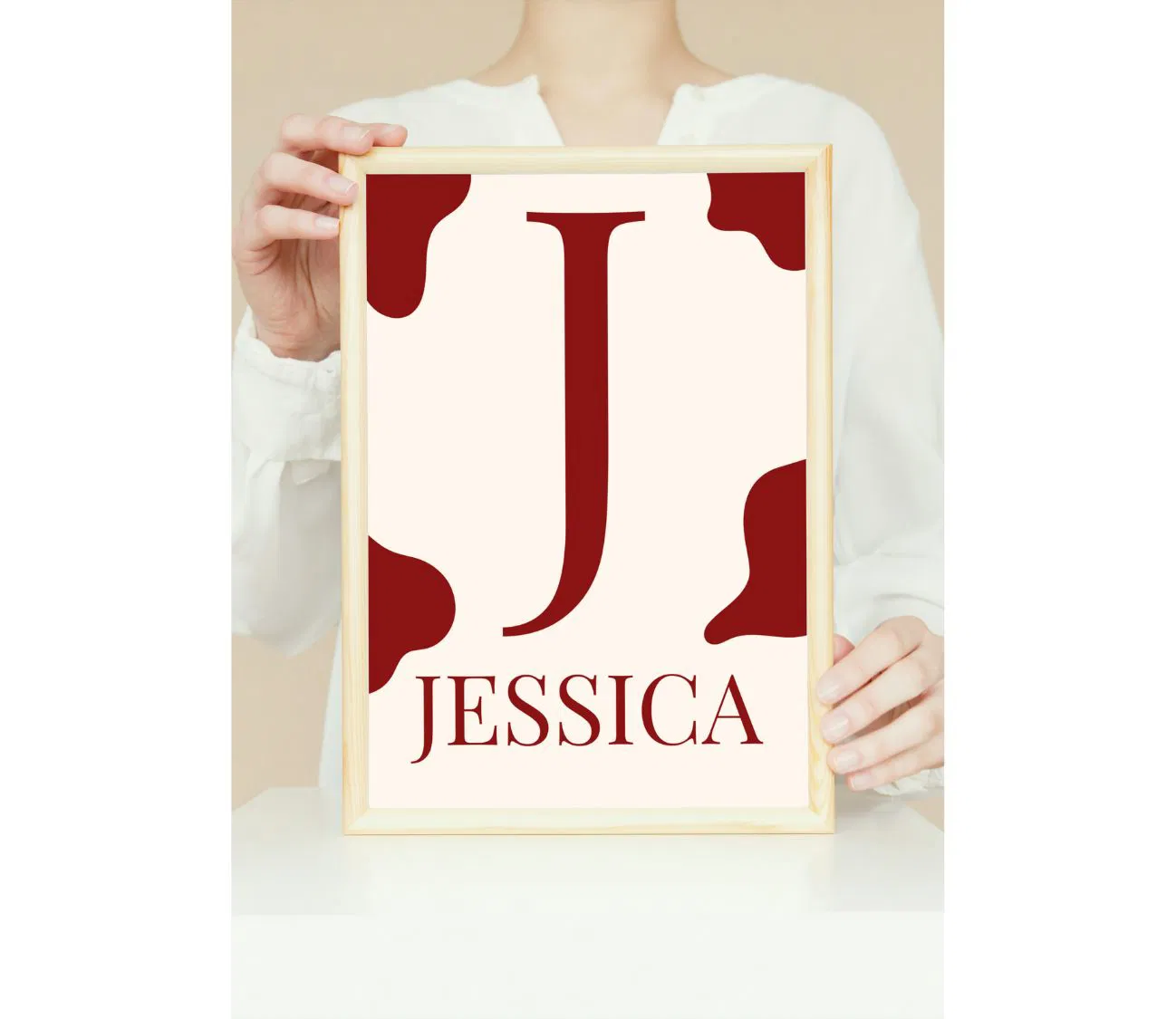 פוסטר אבסטרקט בורדו עם שם – אלגנטיות בהתאמה אישית