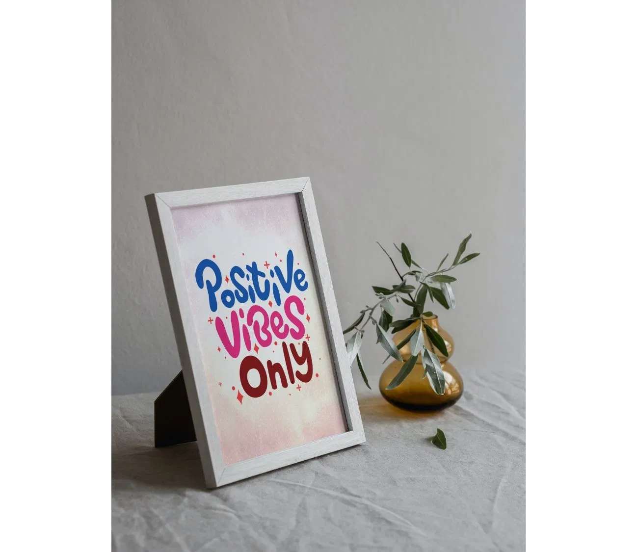 POSITIVE VIBES ONLY – עיצוב דקורטיבי מלא השראה