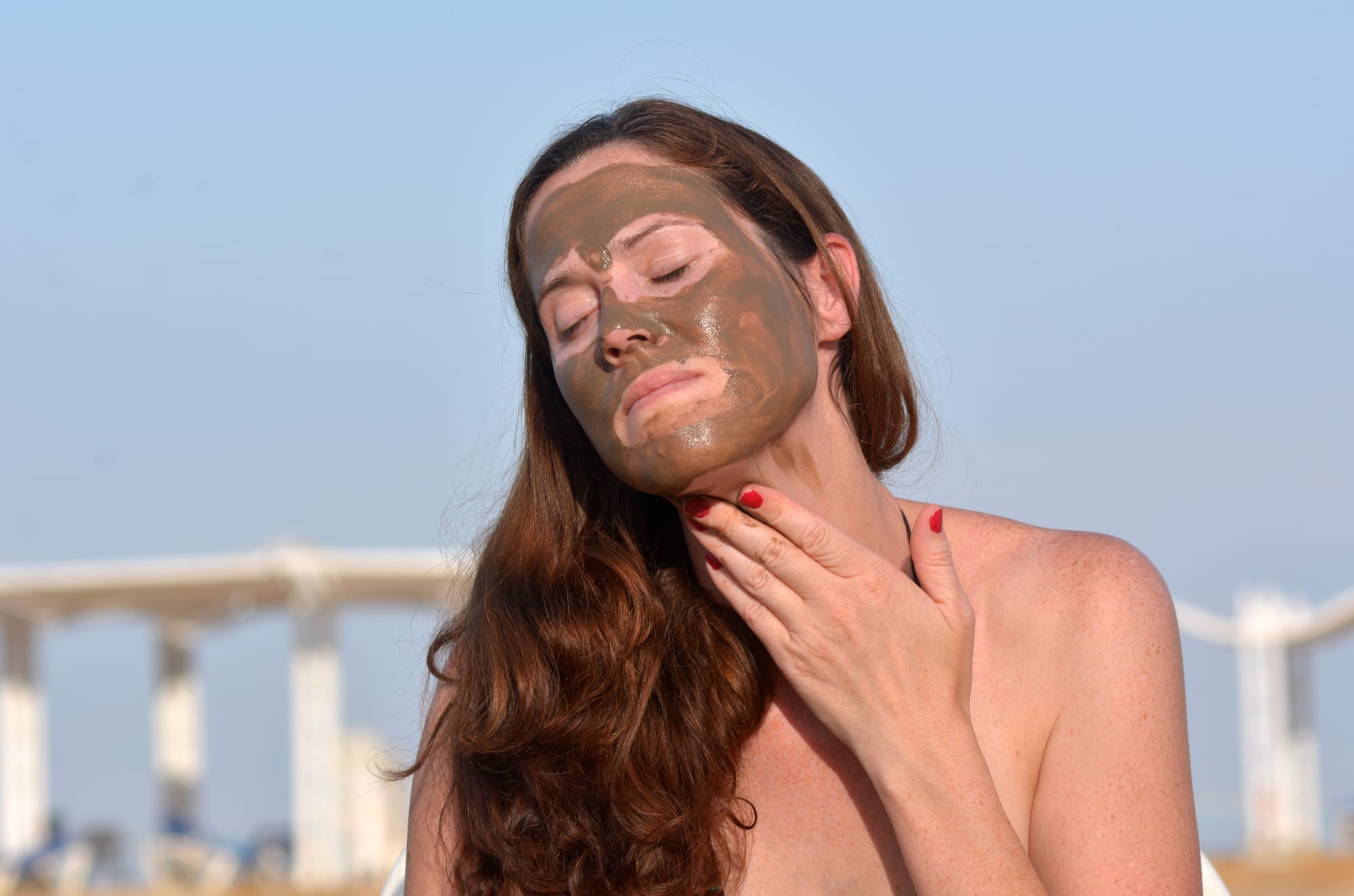 איך לבחור שגרת טיפוח מים המלח לפנים ביובש, אדמומיות ותחושת מתיחה