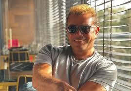 احترس من الهضبة.. عمرو دياب يُبعد شخصاً عنه بعنف بعد واقعة صفع أحد معجبيه.