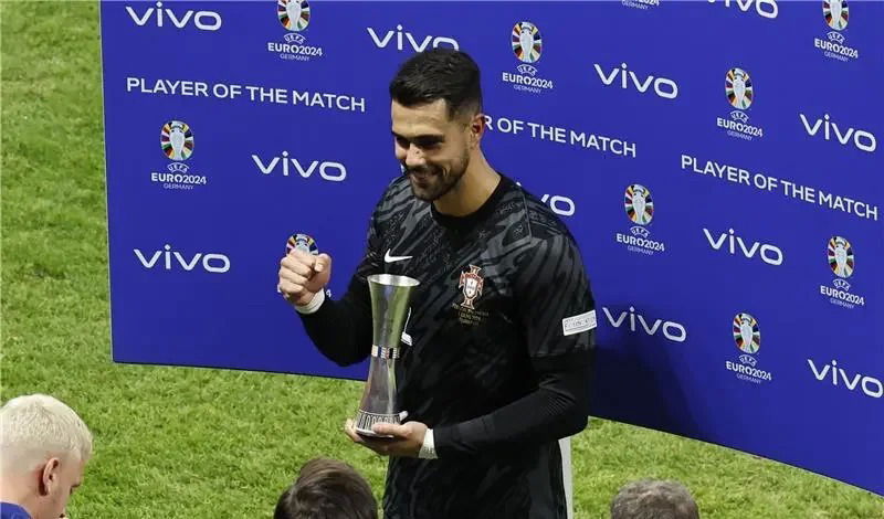 حارس البرتغال يبين سر تصدياته.. ويدافع عن رونالدو