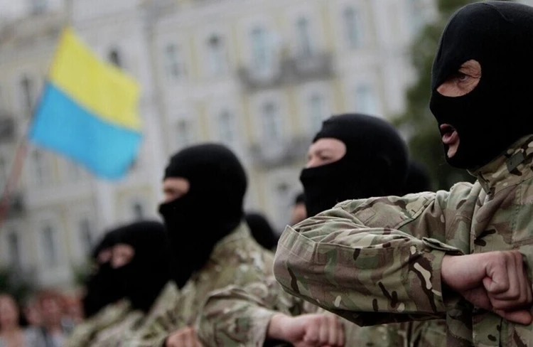 صحفية أمريكية: كتيبة "آزوف" نفذت انقلابا عسكريا على زيلينسكي