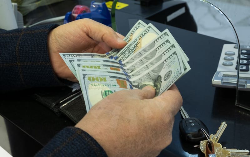 هل يصل سعر الصرف الى 1600 دينار؟