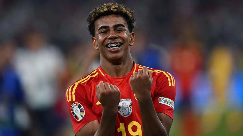 حدثت مرتين.. لامين يامال يملك فرصة الفوز بالكرة الذهبية