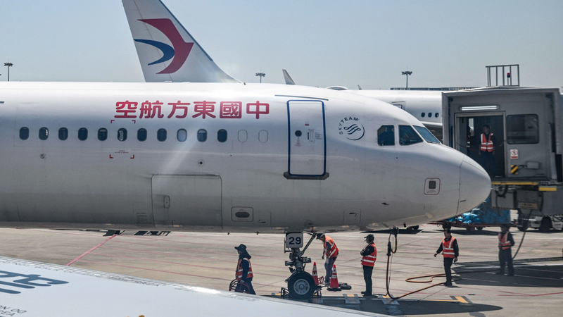 فتح باب الطائرة ظنا أنه المرحاض.. فماذا حدث؟