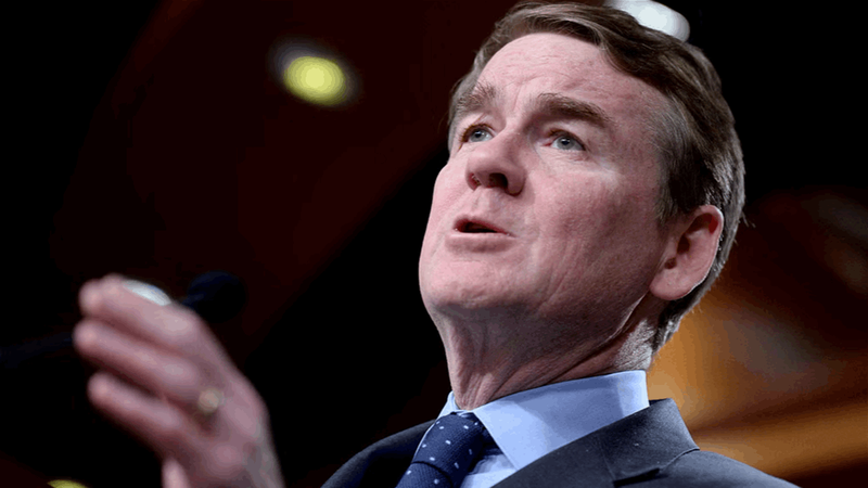 سيناتور ديمقراطي يوجه ضربة موجعة لبايدن