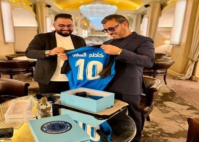 إدارة نادي الطلبة تهدي قميص الفريق للفنان كاظم الساهر