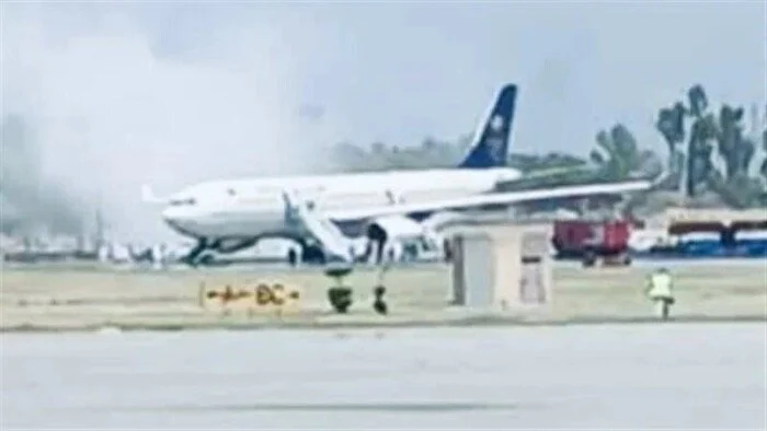 احتراق طائرة للخطوط الجوية السعودية في مطار بيشاور الباكستاني