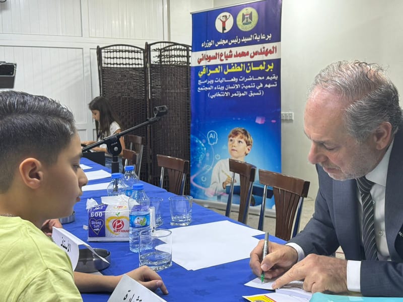 برعاية رئيس الوزراء الأديب محمد رشيد يوقع كتابه "تنمية الطفل" في أربيل
