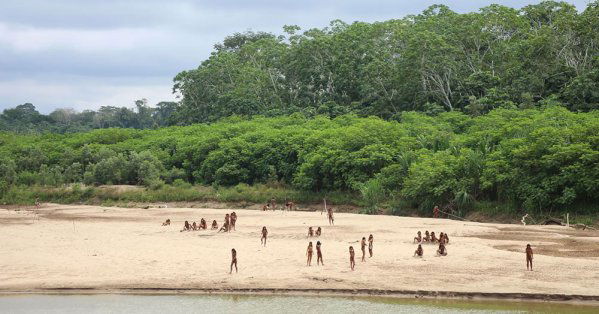 قبيلة تعيش في عزلة تامة عن العالم