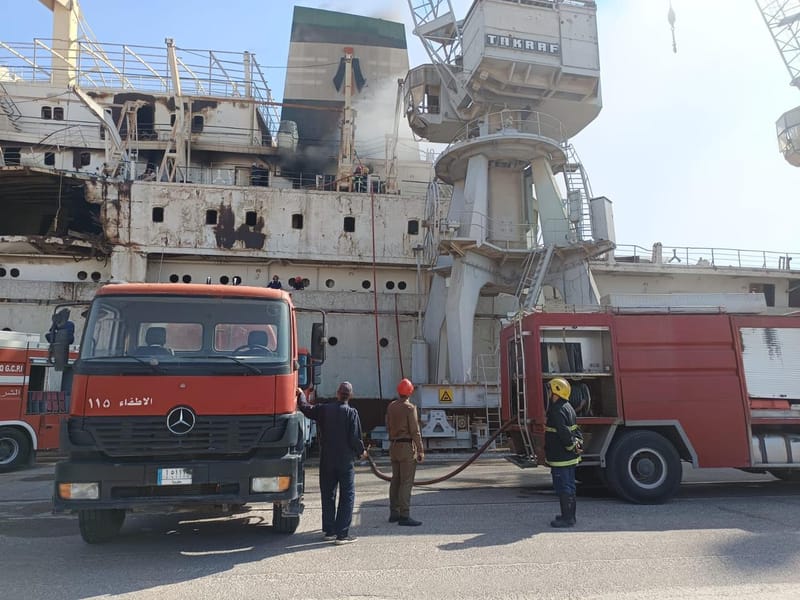 الدفاع المدني تكافح حريقا اندلع بسفينة ابن خلدون في البصرة