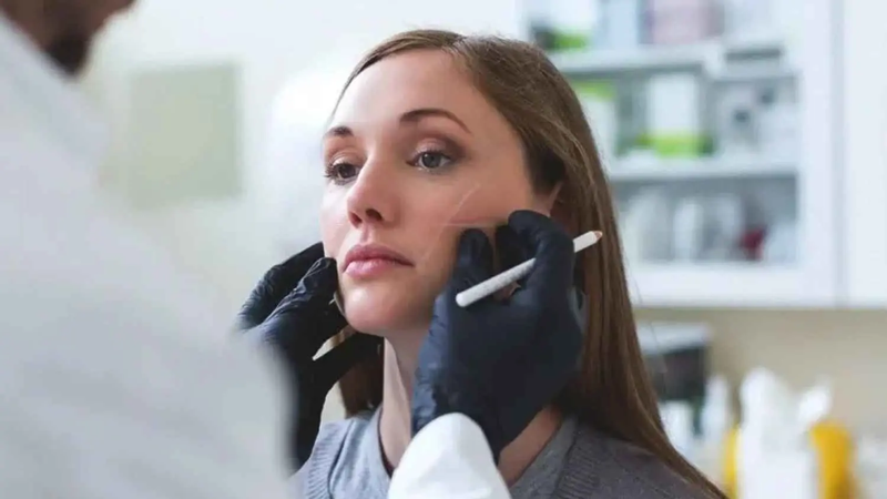 رغم الحرب والانهيار الاقتصادي.. "هوس" التجميل يلاحق السوريات